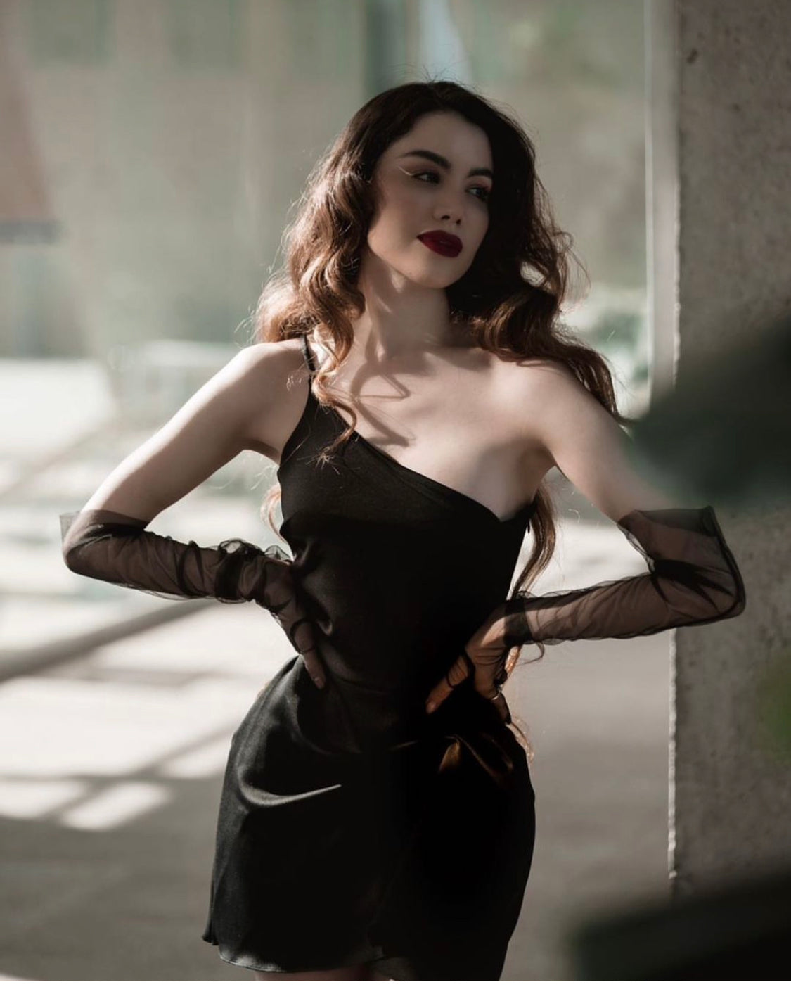 VESTIDO SCUBA PLISADO UN HOMBRO